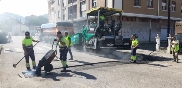 Asfaltado de la Avenida Cantabria a su paso por el acceso a la Cuesta