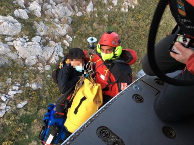 El helicóptero del Gobierno rescata a una vecina de Los Corrales en el Dobra