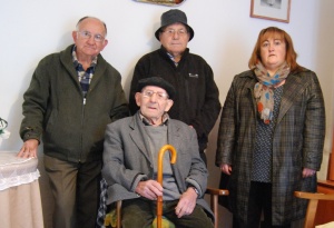 Ángel Pérez (sentado) junto a José María Pérez (su hijo), Higinio González y Loli Ruiz (nieta)