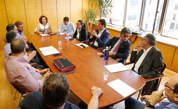 La consejera Ana Belén Álvarez en la mesa negociadora (Foto: Lara Revilla)