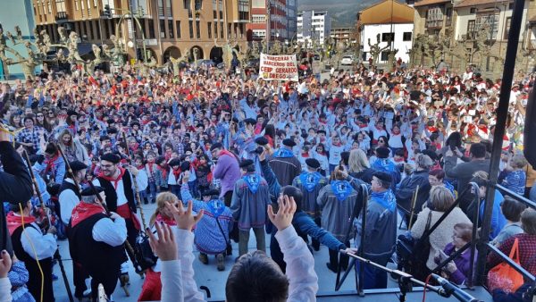 Jóvenes marceros en la plaza de la Constitución