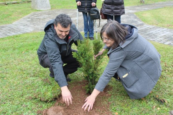 Póliz y Valderrama plantando el Tejo que sella la unión entre Equo y Podemos