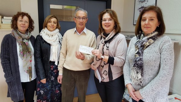 El director del centro corraliego entregó el cheque a Mercedes del Hoyo