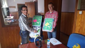 Salvador Victorino y Salvador Fernández con las cajas de pasaportes