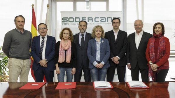 La vicepresidenta junto al delegado de SODERCAN y los alcaldes firmantes del los convenios. Foto: Raul Lucio