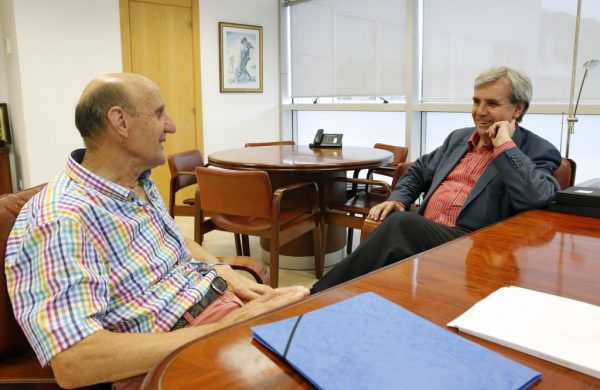 Encuentro entre De la Sierra y el alcalde de San Felices de Buelna