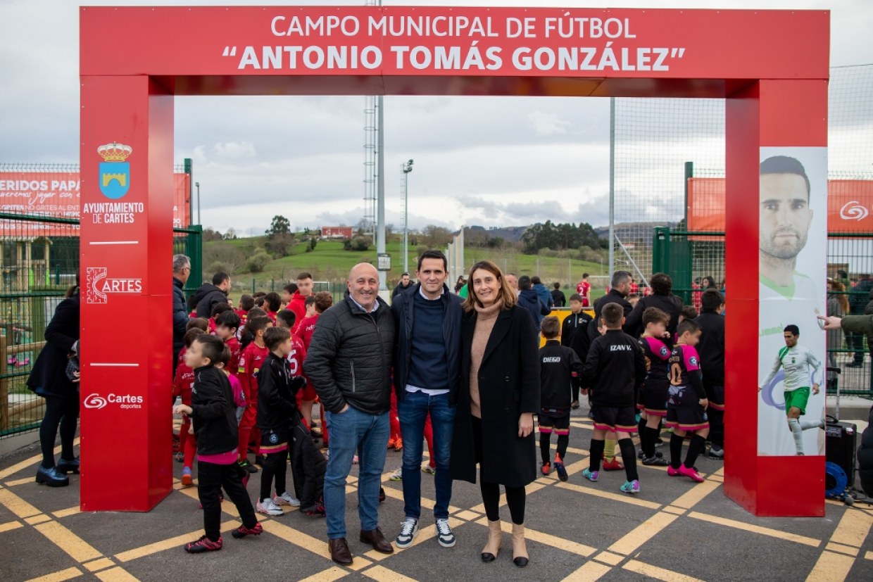 De izquierda a derecha, Agustín Molleda, alcalde de Cartes, Antonio Tomás González y Susana Ruiz Núñez, directora general de Deporte