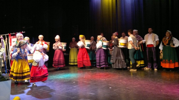 El Grupo de Danzas Entremontañas Virgen de La Cuesta en el concierto benéfico a favor de la AECC