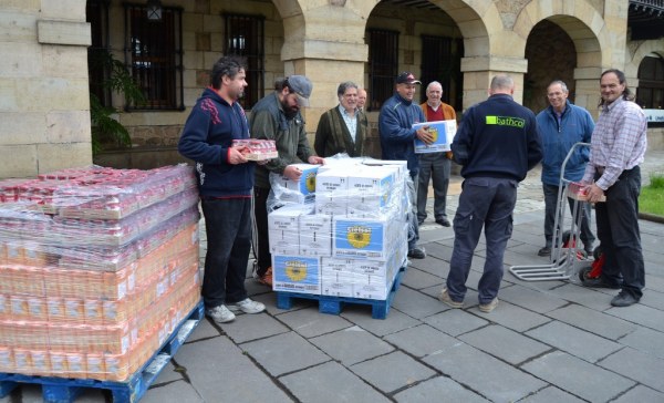 Entrega de los alimentos de Bathco a Cáritas