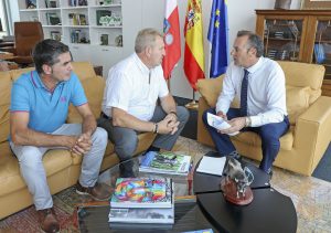 Encuentro del consejero con el alcalde de Anievas