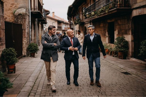 Agustín Molleda y Carlos Rubio con Pablo Zuloaga, titular de la Consejería de Cultura y Deportes, implicada en la financiación del campo de fútbol