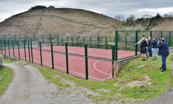 Visita de la consejera a la pista polideportiva de Collado