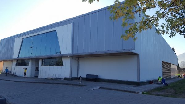 Exterior de la nueva piscina climatizada de Los Corrales