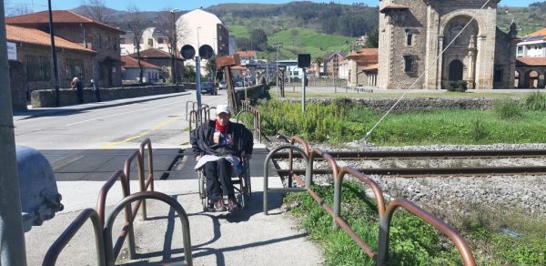 Jesús Izquierdo en el paso a nivel de Forjas de Buelna