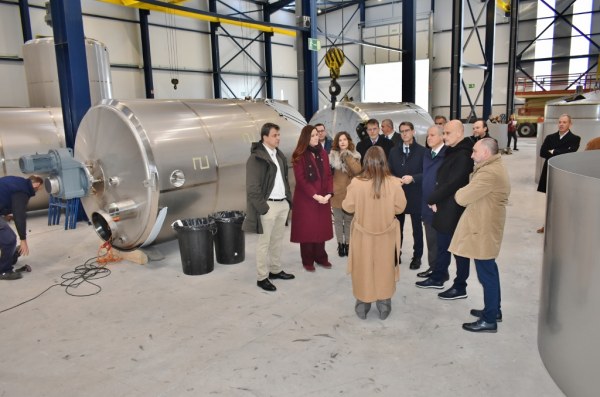 Autoridades y empresarios en la visita a la planta
