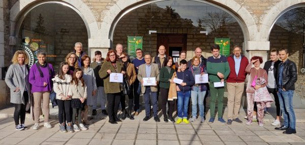Comerciantes y autoridades en la entrega de premios.