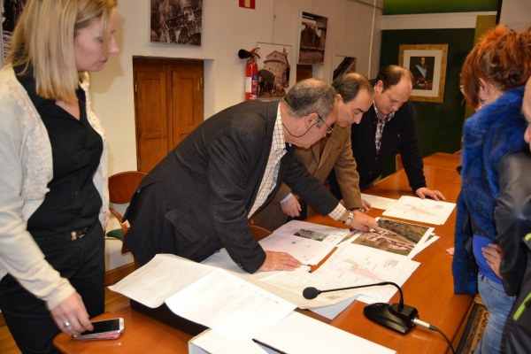 Serna y Berrio comprobando los planos de la ampliación
