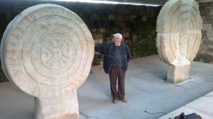 Tomás Ruiz entre las estelas del parque
