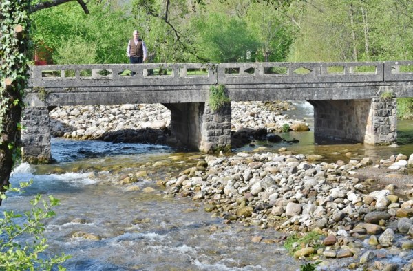 Fernando Silió en el puente, sobre la pedreguera que se está formando al paso del río Besaya
