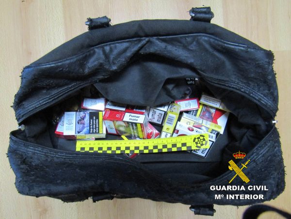 Bolso con el tabaco intervenido.