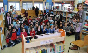 Ana Ara en una de las visitas de colegios a la biblioteca