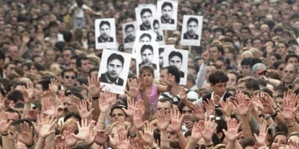 El Ayuntamiento convoca a los vecinos a un acto público a las 12 del mediodía y el comercio anuncia que guardará un minuto de silencia a la misma hora