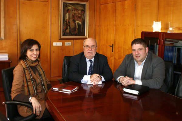 Sota reunido con la alcaldesa de Los Corrales de Buelna y el concejal de Economía y Empleo