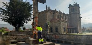 Tareas de limpieza de la Cruz de los Caídos