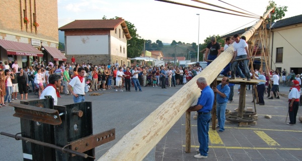 Un momento del izado de la Maya