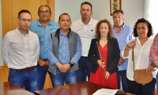 A la i zquierda, los tres concejales del PP y a la derecha, los cuatro del PRC