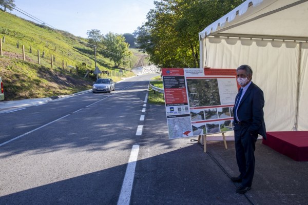 Revilla comprobando la nueva carretera