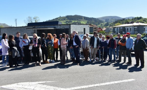 Paula Fernández y el alcalde de San Felices con un grupo de vecinos