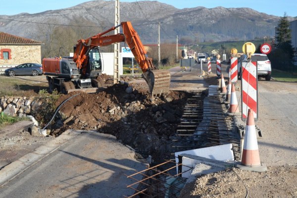 Demolición del viejo puente que sustenta la CA-170