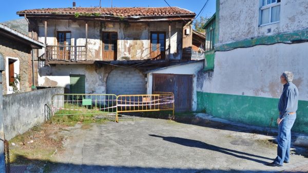 La venta llevará implícita la reconstrucción del caserón en un plazo de dos años