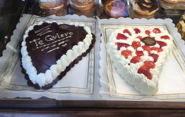 Hoy día 14 hay tartas de nata y fresa, y de nata y trufa, listas para llevar.