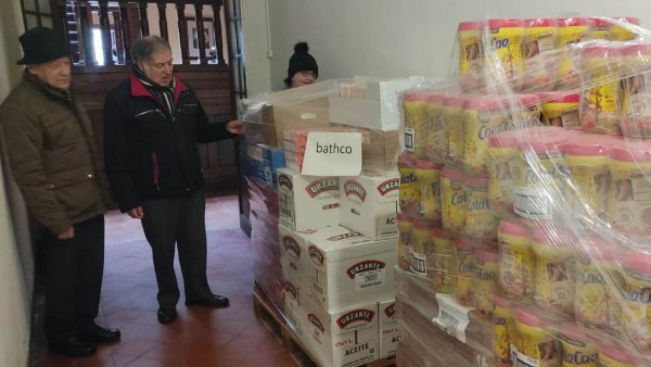 Entrega del lote de alimentos para Cáritas