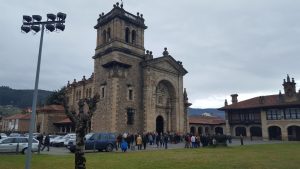 La iglesia parroquial se llenó de amigos y vecinos en último adiós a los jóvenes fallecidos en el accidente de Caviedes