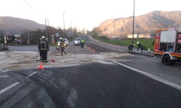 Derrame de gasóleo en la N611 a la altura de San Mateo