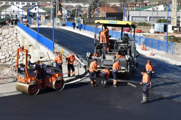 Trabajos de asfaltado en el puente