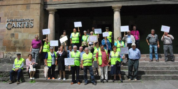 El inicio de las reivindicaciones en la entrada del Ayuntamiento de Cartes