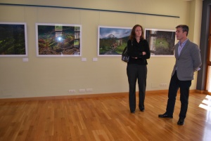 Joaquín Solanas con Mercedes Toribio en la exposición