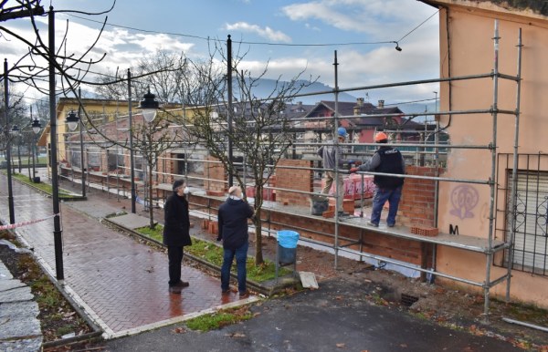 Inicio de las obras de reforma de los locales de Juan XXIII, al norte de Los Corrales