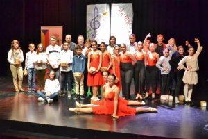 Foto de familia al término de la gala del domingo