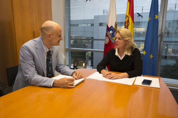 La consejera Susinos se reune con el alcalde de Los Corrales