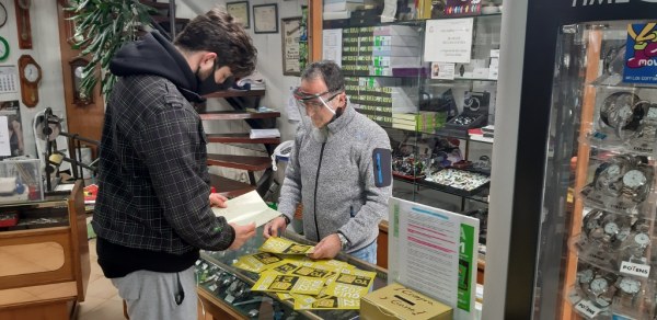 Salvador Victorino repartiendo la Guía del Comercio