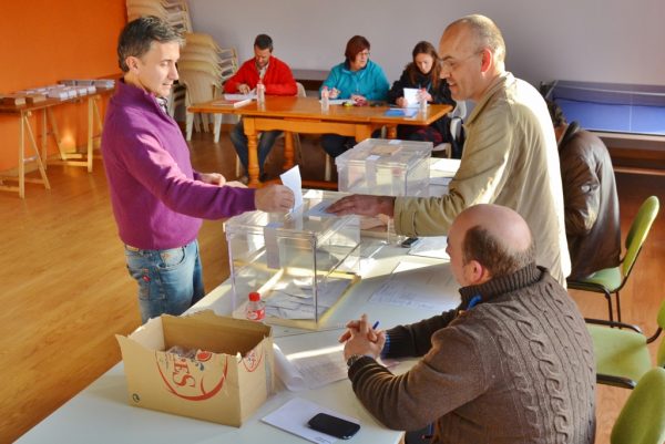 Mesa electoral en Barros