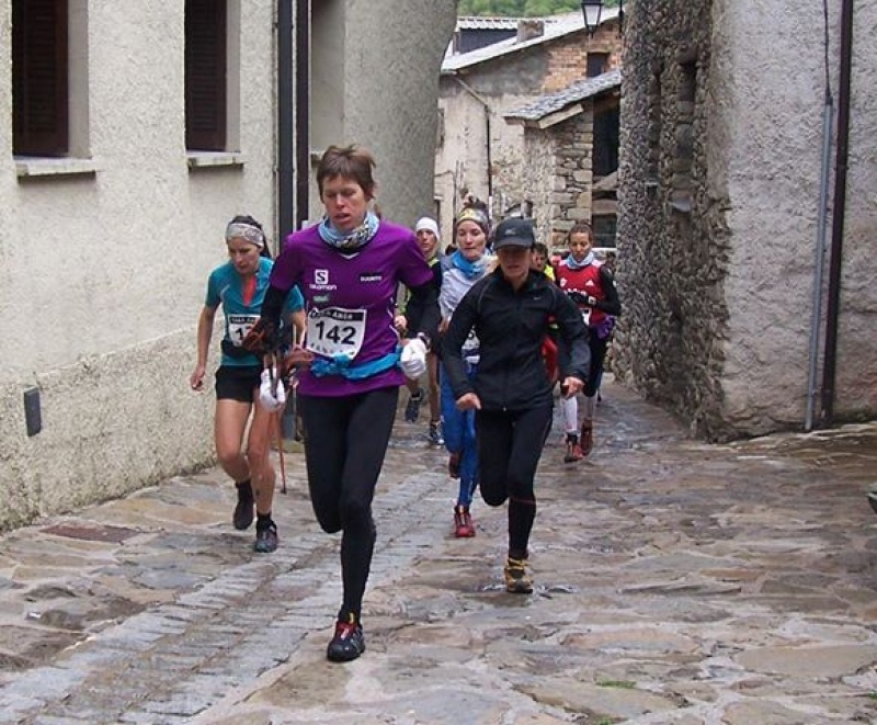 Azara García (negro) detras de la campeona del mundo Laura Orgue (142)