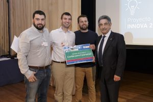 Miguel Ángel Revilla ha hecho entrega del primer Premio Innova a Diego García, Dionisio Merino y Manuel Ángel Velasco por el nuevo diseño de argadillos llevado a cabo en Trefilerías Quijano