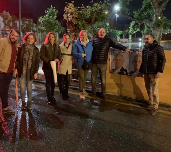 Pegada de carteles la noche del jueves al viernes