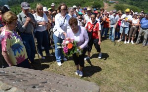 Ofrenda floral en el monolito homenaje al ganadero